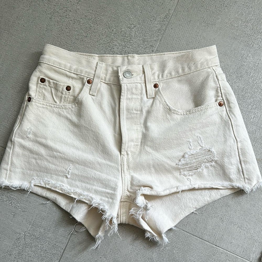 Levi’s cream 501 denim shorts